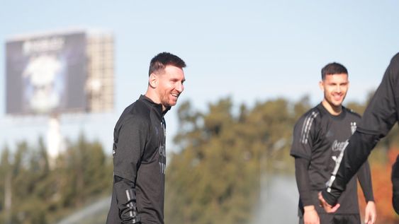 Leo Messi se mostró feliz en el predio de Ezeiza . / Gentilez.a Leo Messi se mostró feliz en el predio de Ezeiza . / Gentilez.a