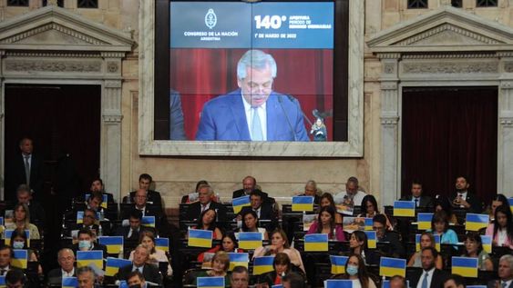 El presidente Alberto Fernández condenó este martes “la invasión rusa” a Ucrania y pidió un minuto de silencio por las víctimas de la guerra y de la pandemia de Covid-19, con la cual el mundo aún está “luchando”.