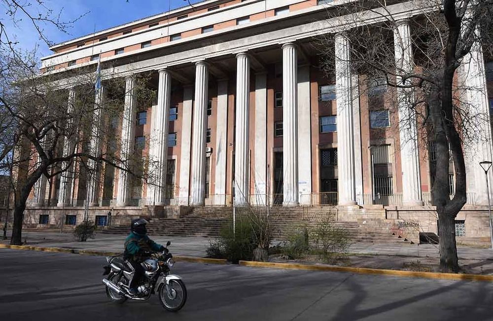 Ordenan a una prepaga cubrir un novedoso tratamiento para una niña mendocina con enanismo