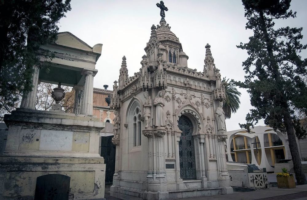 Historias del silencioLa Conmemoración de Todos los Fieles Difuntos en memoria de los fallecidos.El Cementerio Municipal de la Ciudad de Mendozane una gran importancia en su historia, arte fúnebre, también la arquitectura, la simbología y los epitafios de mausoleos, tumbas, lápidas y criptasFoto: Orlando Pelichotti