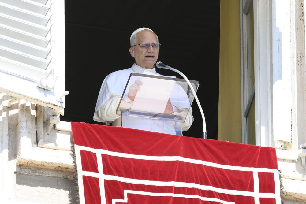 Una imagen, proporcionada por la Oficina de Prensa de Vatican Media, muestra al Papa León XIV durante el Ángelus en la Plaza de San Pedro; Ciudad del Vaticano, 21 de septiembre de 2025.