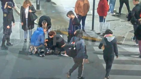 El automovilista giró a la izquierda y provocó que ambos sujetos salieran despedidos del rodado pequeño. Una de las víctimas, de la imprudencia del rodado mayor terminó sobre el techo del auto y todo quedó registrado en las cámaras de seguridad.