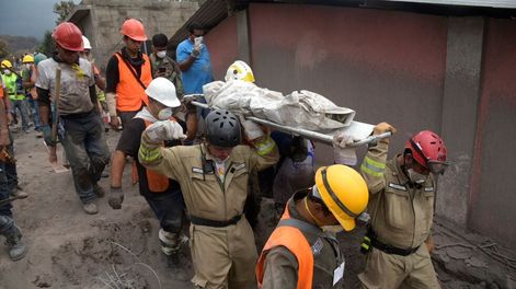 Los guatemaltecos siguen buscando a los desaparecidos por la erupción del Volcán de Fuego