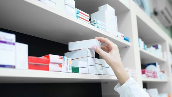 Según el SAFYB, esta medida podría ser un acuerdo con los laboratorios farmacéuticos, en lugar de una decisión basada en criterios de salud pública.