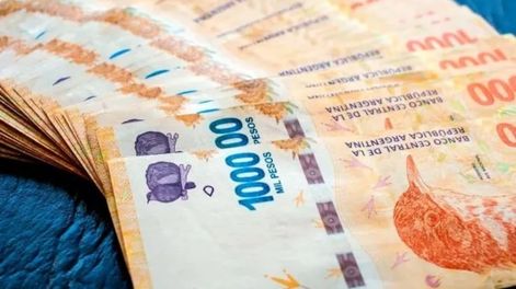 Debido al exceso de billetes, muchos bancos deben guardar toneladas de estos esperando a que el Banco Central los retire.