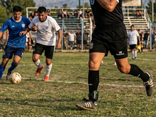 Un árbitro con tobillera electrónica dirigía un partido e intentó escapar cuando vio a la policía. Un árbitro con tobillera electrónica dirigía un partido e intentó escapar cuando vio a la policía.