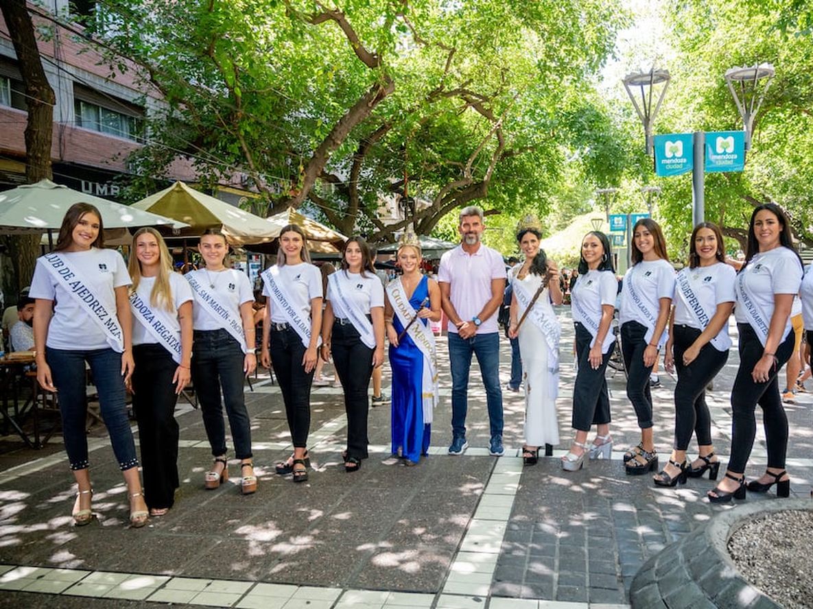 Todas las aspirantes al reina de Capital 2023, junto al intendente Ulpiano Suárez.
