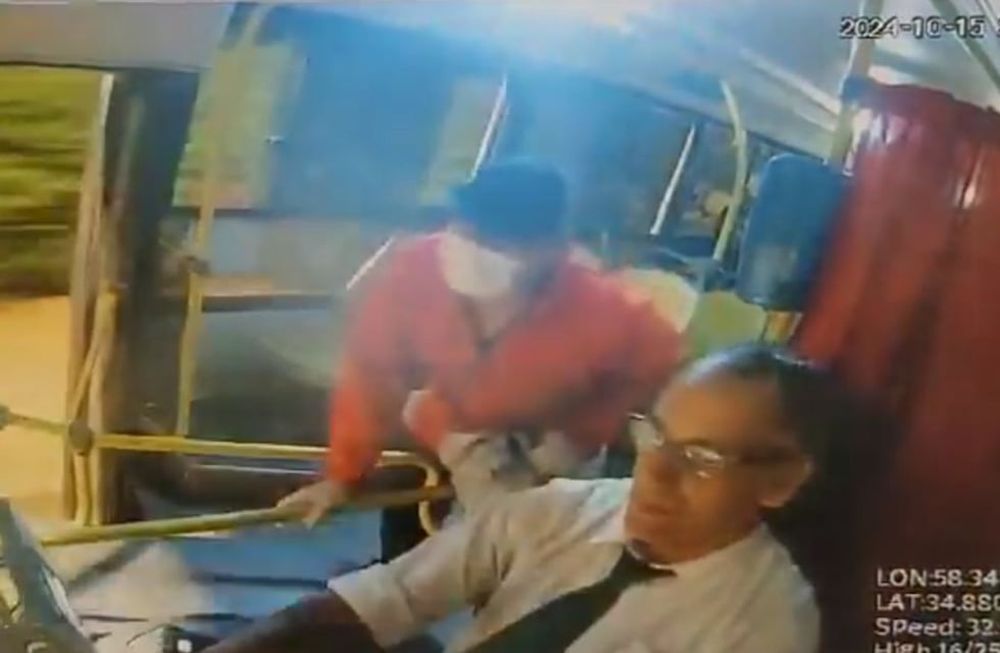 Un chofer fue asesinado a puñaladas por la pareja de su amante mientras conducía el colectivo