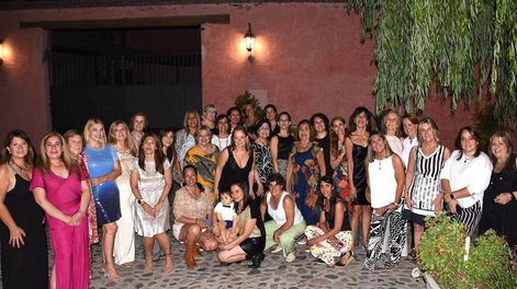 En pleno las socias de AMUVA listas para despedir el 2023.