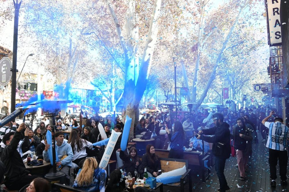 La calle Arístides se prepara para el partido de la Selección Argentina.  
