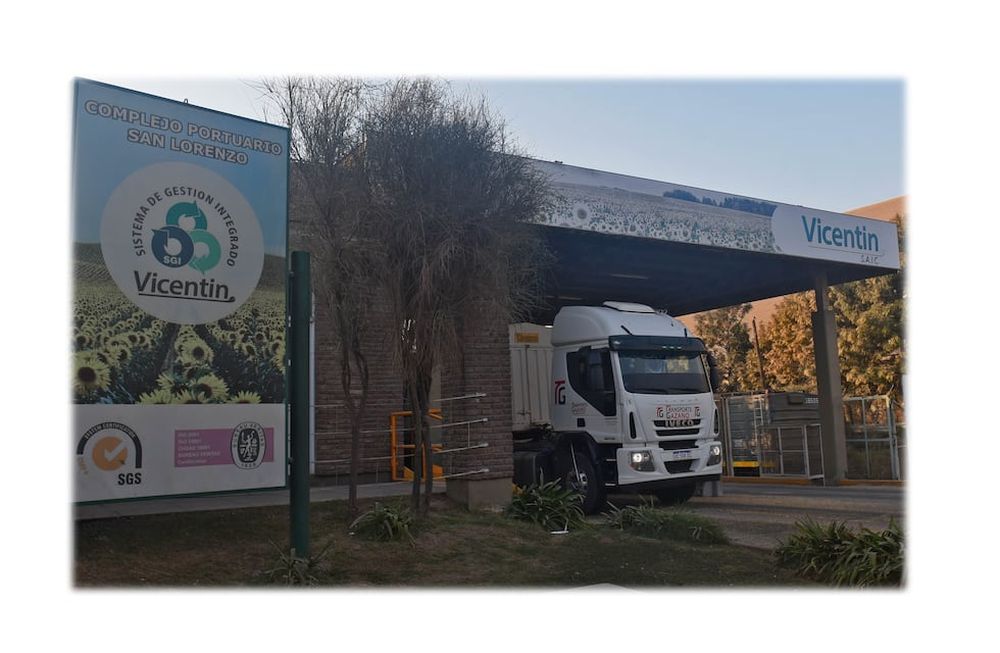 Santa Fe: La cerealera Vicentín pasó de ser la sexta exportadora de granos y derivados de la Argentina a incurrir en cesación de pagos con una deuda cercana a los $ 100 mil millones, y a ser intervenida por el Estado nacional ante el riesgo de quiebra y extranjerización de la empresa. Planta de Vicentin en la ciudad de San Lorenzo.Télam