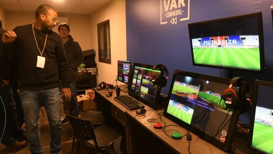 Finalmente el VAR no debutó en el Malvinas Argentinas