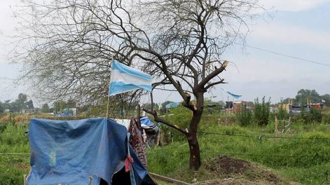 La tierra es un recurso escaso debido a decisiones y asignaciones políticas. Las ocupaciones son consecuencia de un Estado indiferente.