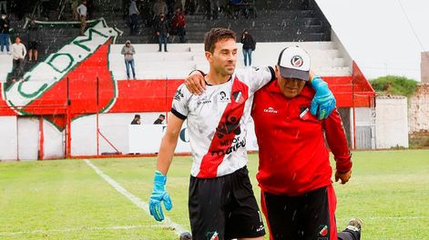 Los Andes | Luego del partido, Alasia acompañó al utilero de Maipú (Pedro Contreras) a cumplir con la promesa de dar la vuelta olímpica de rodillas. Un gesto inolvidable. / Nicolás Rios