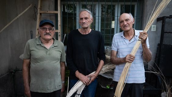 Ángel y los mellizos Roberto y Juan Carlos tienen un aceitado engranaje de tareas que les permite mantener un oficio en desaparición. | Foto: Ignacio Blanco / Los Andes