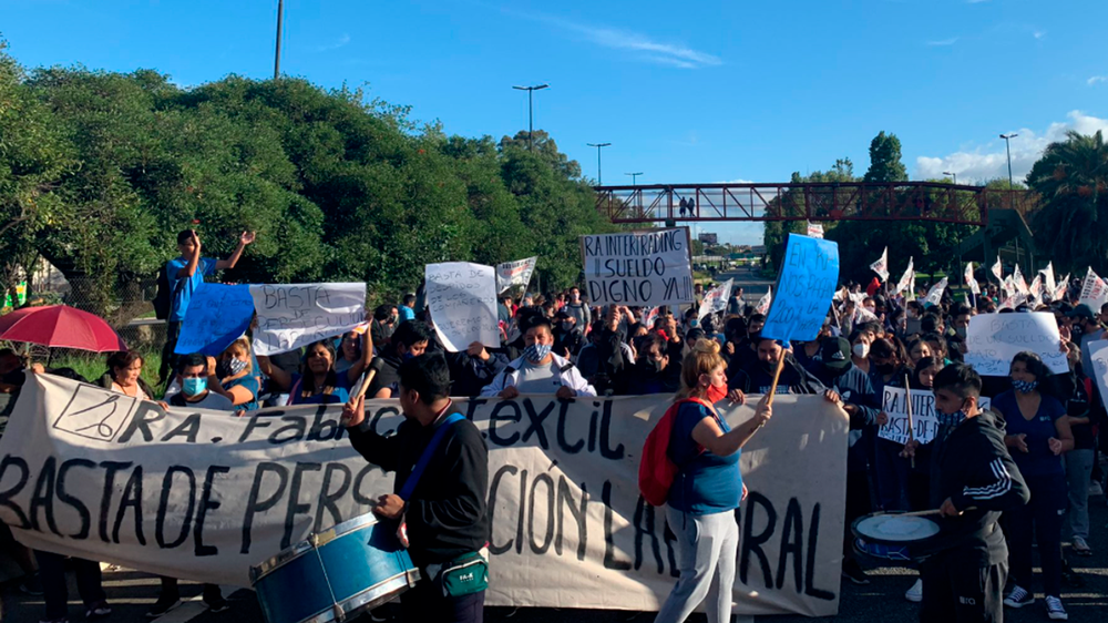 Trabajadores de la textil RA Intertrading SA en reclamo salarial. (foto archivo 2022)