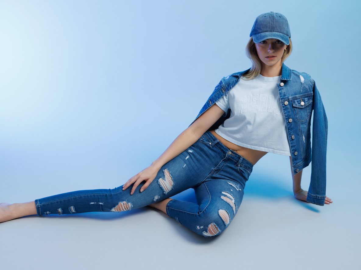 La campera de jean está pasando de moda: una chaqueta está causando sensación, la última tendencia para el otoño de 2026