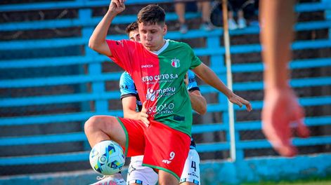 Goleador. Tomás Vera, autor del gol de Beltrán, cubre el balón ante Luciano Rodríguez (4). / Gentileza Valentina Villalobos.