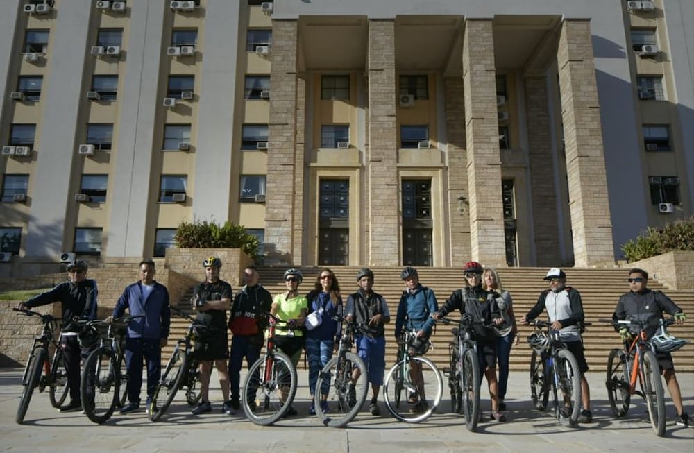Amigos de Emiliano Fernández, ciclista asesinado la semana pasada, se manifestaron en Casa de Gobierno para pedir mejoras y seguridad. Foto: Orlando Pelichotti