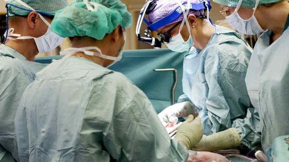 El trasplante de hígado realizado al nene rosarino que padecía una grave hepatitis resultó exitosa, pero las primeras 24 horas son las más críticas (AP).