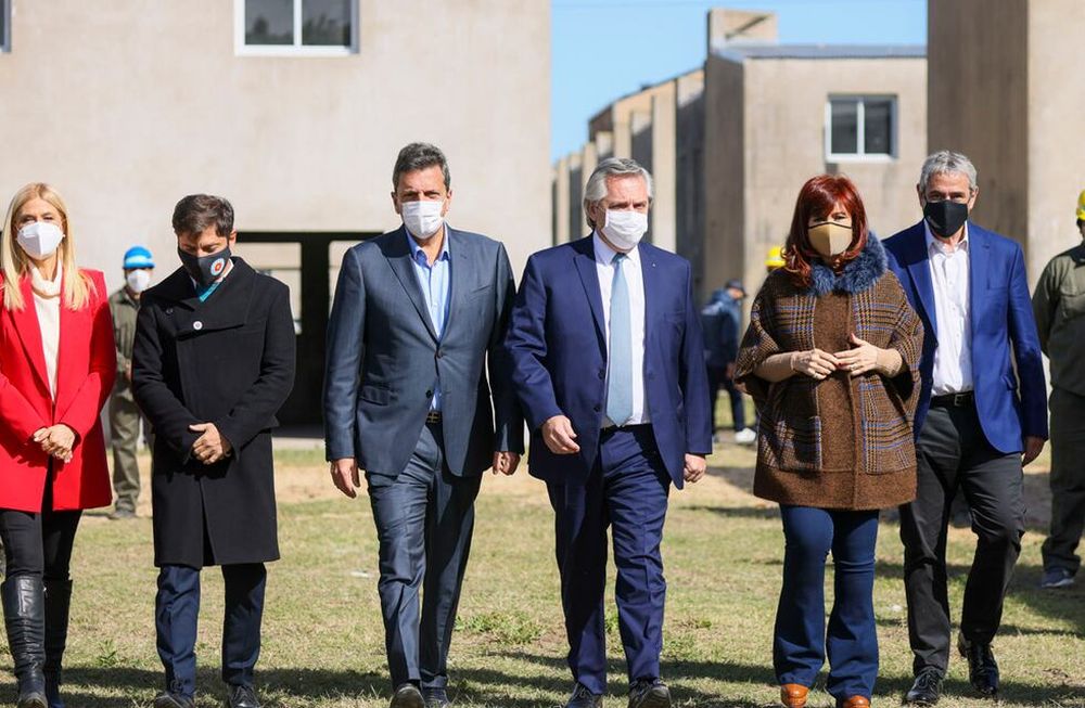 El presidente, Alberto Fernández, la vicepresidenta Cristina Kirchner; el gobernador bonaerense, Axel Kicillof; el diputado Sergio Massa; el ministro de Hábitat, Jorge Ferraresi, y la vicegobernadora Verónica Magario, Fue hace unas semanas, durante un acto en la localidad bonaerense de Ensenada. Foto: Presidencia de la Nación