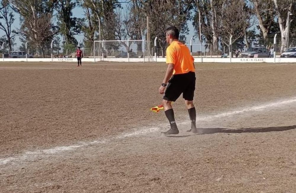 Un árbitro le prestó sus botines a un jóven que se había quedado descalzo durante un partido. Facebook