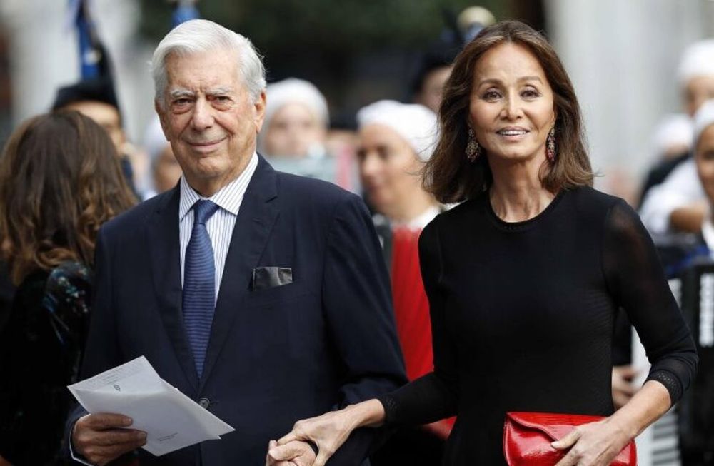 GRAF568. OVIEDO, 19/10/2018.- El escritor peruano Mario Vargas Llosa e Isabel Preysler, a su llegada a la ceremonia de entrega de los Premios Princesa de Asturias celebrada esta tarde en el Teatro Campoamor de Oviedo. EFE/J. L. Cereijido. oviedo españa Mario Vargas Llosa sabel Preysler Premios Princesa de Asturias ceremonia entrega del premio invitados
