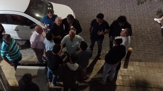 ¡Qué no se repita! Disturbios en la vereda de la Liga Mendocina de Fútbol, luego de que Omar Sperdutti fuera informado por Personas Jurídicas que no podía participar como candidato por no cumplir con los requisitos.
