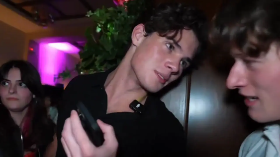 Un streamer se fue de fiesta con una fan pese a los ruegos de su novio. Un streamer se fue de fiesta con una fan pese a los ruegos de su novio.