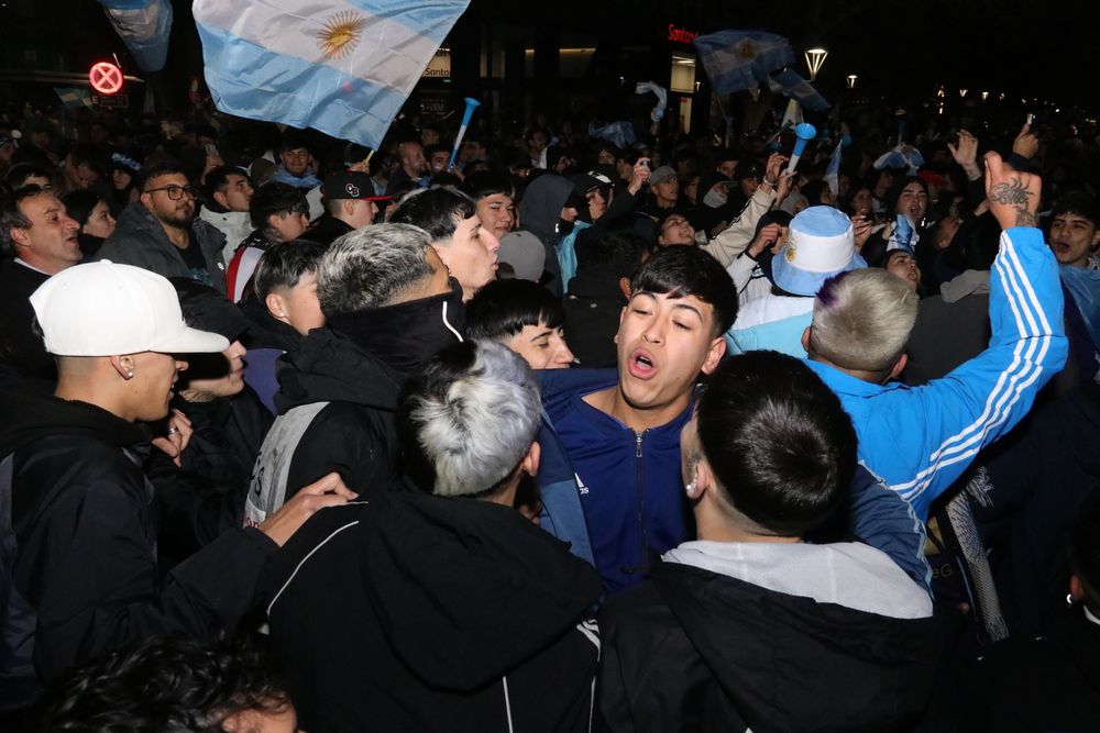 Miles de mendocinos coparon el KM 0 para celebrar el pase de Argentina a semifinales del Mundial 2026