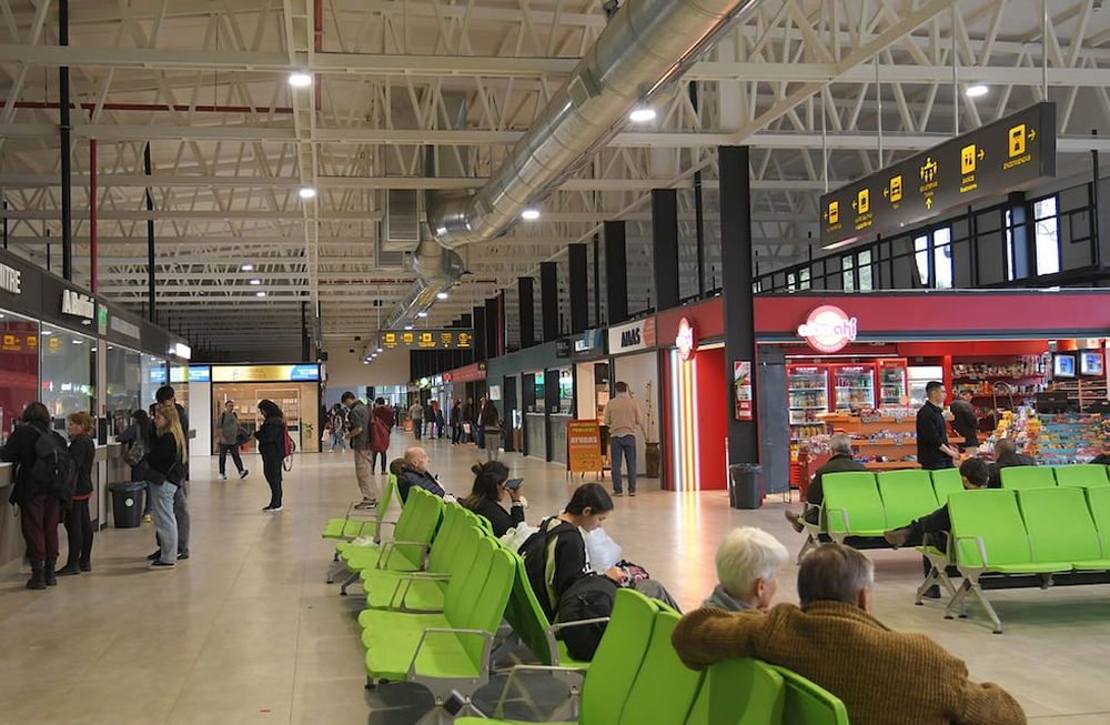 El ala Este de la Terminal de ómnibus tiene un centro comercial además de las oficinas de venta de pasajes. / Foto: Marcelo Rolland / Los Andes