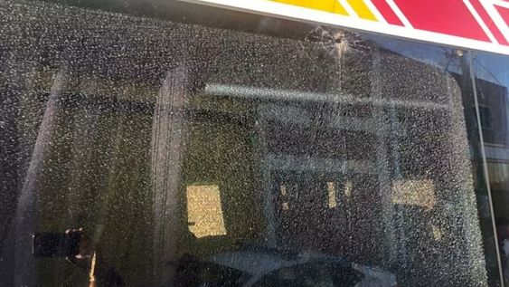 En la previa del duelo por los cuartos de final del Reducido de la Primera Nacional, barras del Gallito apedrearon el vehículo que trasladó a los jugadores del Cervecero al Nuevo Francisco Urbano. / Gentileza.