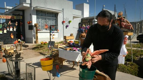 Alejandro Molina, integrante del Colectivo El Revoltijo, fabrica juguetes artesanales que se comercializaran en forma virtual y ferias barriales. / Orlando Pelichotti
