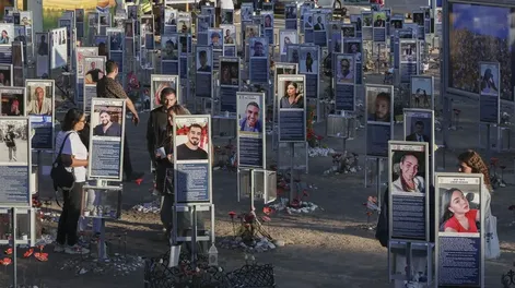 Homenaje a los fallecidos en la explanada donde se celebró el Festival Nova (Israel), lugar de la mayor masacre del 7 de octubre de 2023