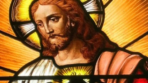 Jesús  le dijo: “Ustedes, los fariseos, limpian el exterior del vaso y del plato; en cambio, el interior de ustedes está lleno de robos y maldad. ¡Insensatos!