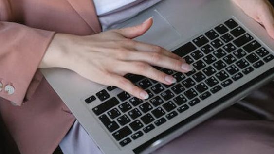 Cuáles son los puestos de empleo donde se puede ganar en dólares. Foto: Pexels