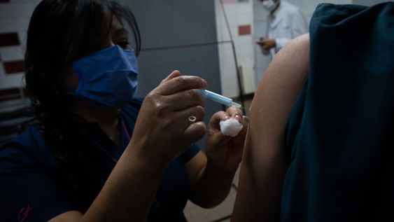 El Gobierno anunció que comenzarán a vacunar a docentes de todo el país. Ignacio Blanco / Los AndesEl personal de salud del Hospital Central de la provincia de Mendoza ya se está vacunando con la segunda dosis de la vacuna Sputnik V  Foto: Ignacio Blanco / Los Andes