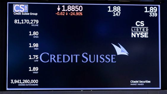 New York (United States), 15/03/2023.- A screen displays information about Credit Suisse bank on the floor of the New York Stock Exchange in New York, New York, USA, on 15 March 2023. Shares in the Swiss based lender reached an all time low after its main backer, Saudi National Bank would not provide further assistance. (Estados Unidos, Nueva York) EFE/EPA/JUSTIN LANE