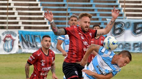 Los Andes | Se llevó la pelota. Paul Martín, autor de los tres goles de Argentino, lucha con Escandar. El Boli derrotó 3-1 a Luján en San José. Foto: Orlando Pelichotti