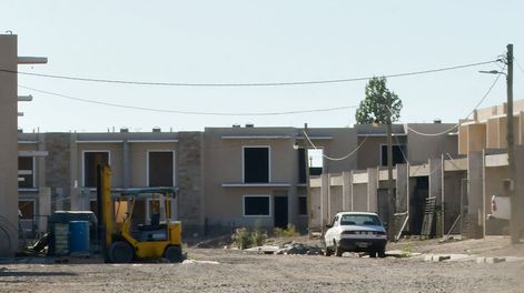 Los Andes | El pequeño Eric cayó a un pozo de más de 50 metros de profundidad en una construcción de los hermanos Paco que actualmente está clausurada. - Los Andes