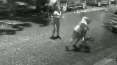Una cámara del lugar captó el momento del brutal ataque. Foto: Twitter/@mauroszeta