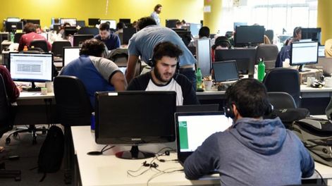 Industria del software. El capital humano es el componente más importante en la economía del conocimiento. (La Voz/Archivo)