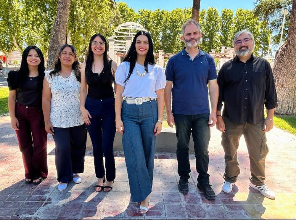 La intendenta Flor Destéfanis rodeada por Magdalena Ascurra y Leonardo Saile, candidatos a concejales. 