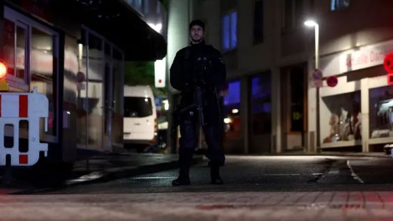 Un oficial de seguridad monta guardia tras un ataque con cuchillo durante el festival de la ciudad en una calle de Solingen (Alemania). EFE/Christopher Neundorf