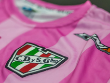 El gesto del Club Social y Deportivo Guaymallén con una camiseta rosa para concientizar sobre el cáncer de mama.