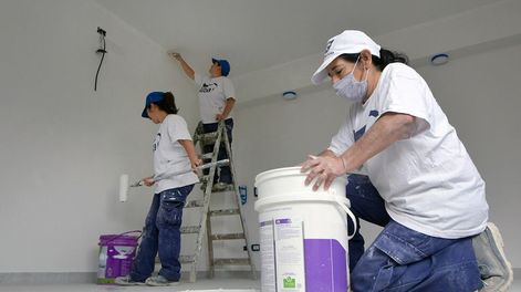 Los Andes | Pintoras de obra. Nancy Pallero (58), Ayelén Aybar (32) y su hermana Antonella Aybar (25) son pintoras de obra fina y gruesa.Foto. Orlando Pelichotti