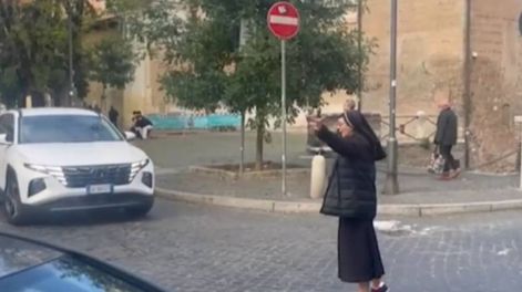 Una monja ayudó a descongestionar el tráfico en las calles de Roma.&nbsp;