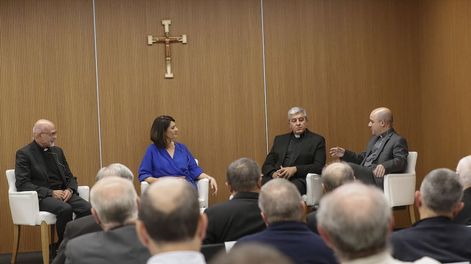 Miembros de la Iglesia en la Jornada Protección de menores: seguimos caminando, en Madrid. Foto: EFE