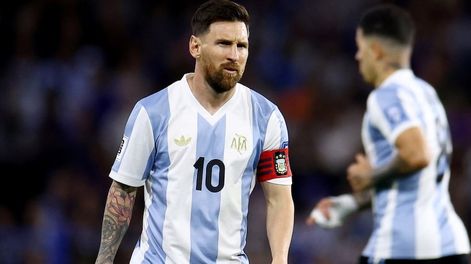 Los Andes | Lionel Messi, luce la flamante camiseta de la Selección Argentina en la Bombonera. / Gentileza.