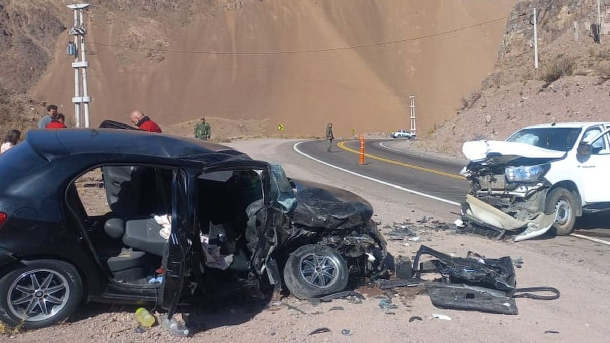 Un auto y una camioneta chocaron de frente en una peligrosa curva de ...